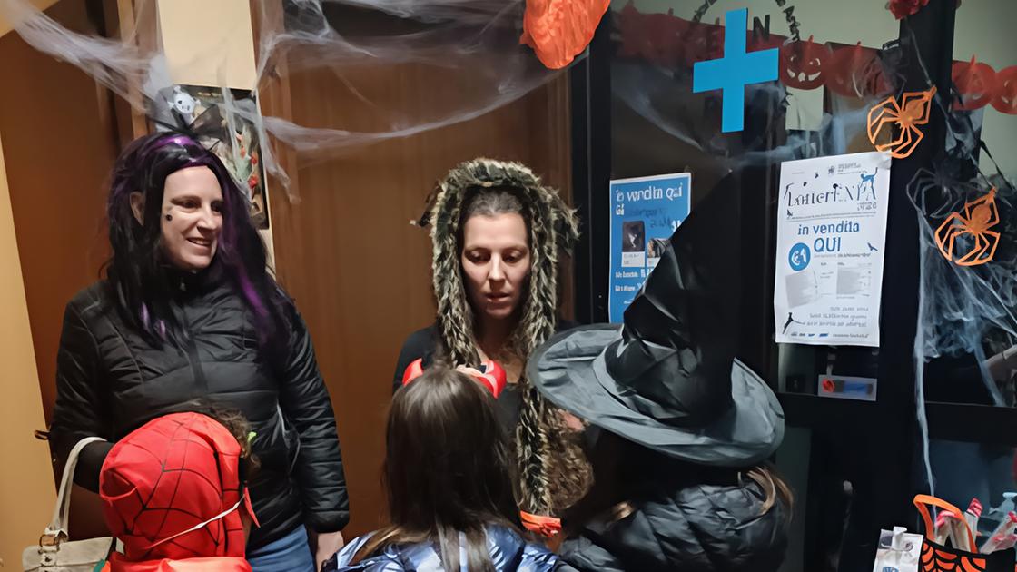 La notte di “Catoween“. Dolcetti per i bambini in cambio di crocchette