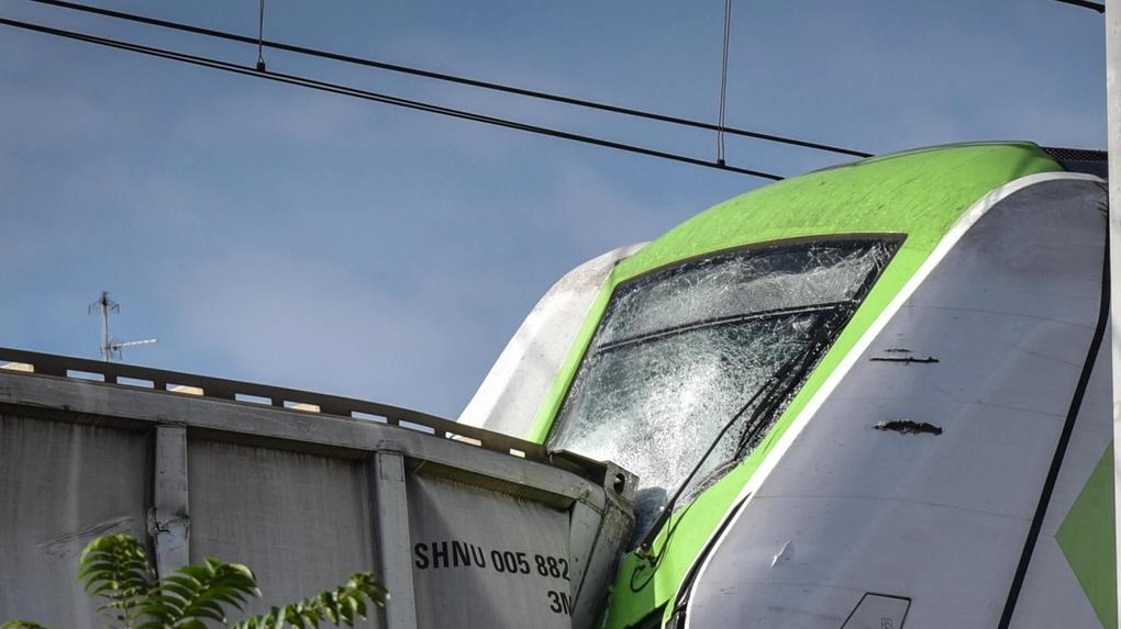 Il locomotore del treno schiantato contro il container caduto sui binari vicino alla stazione di Greco