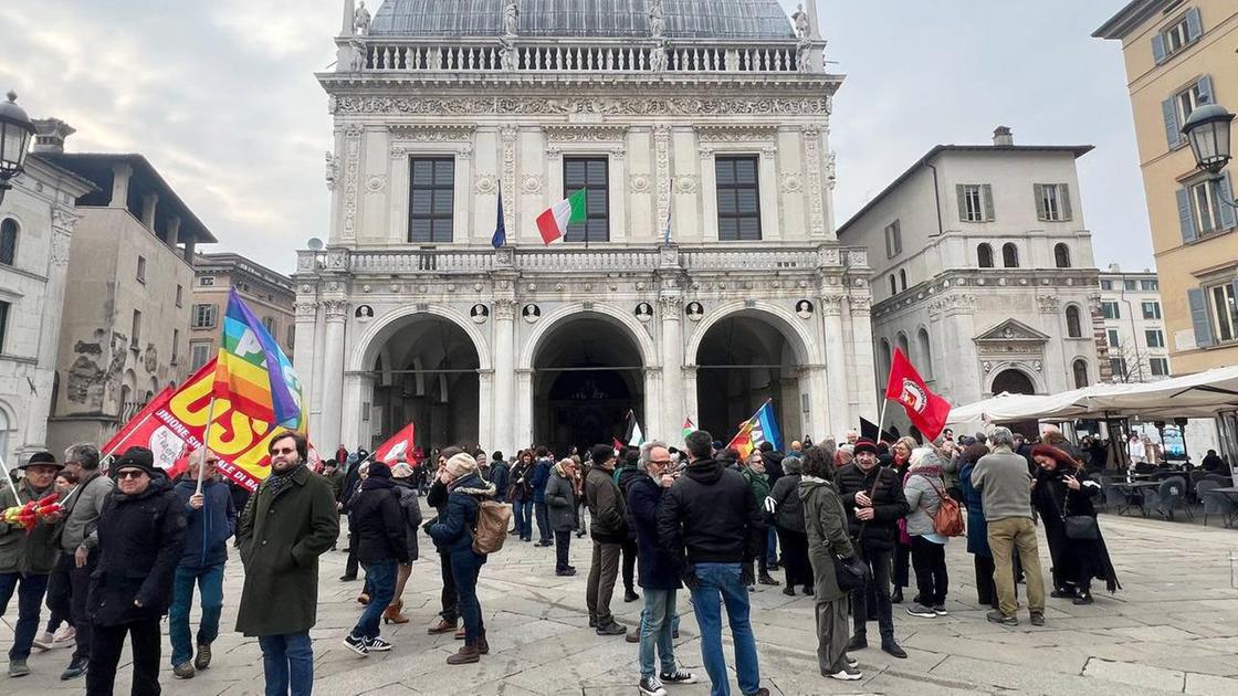 Centinaia protestano in piazza della Loggia