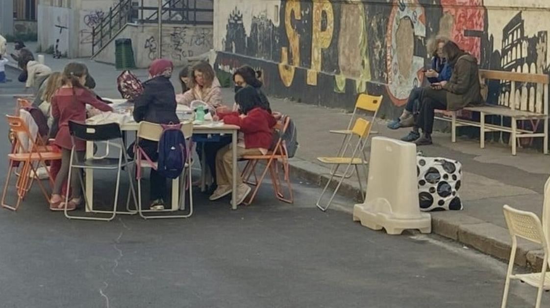 Monza, la scuola chiude la strada: in via Omero i bimbi sfrattano le auto