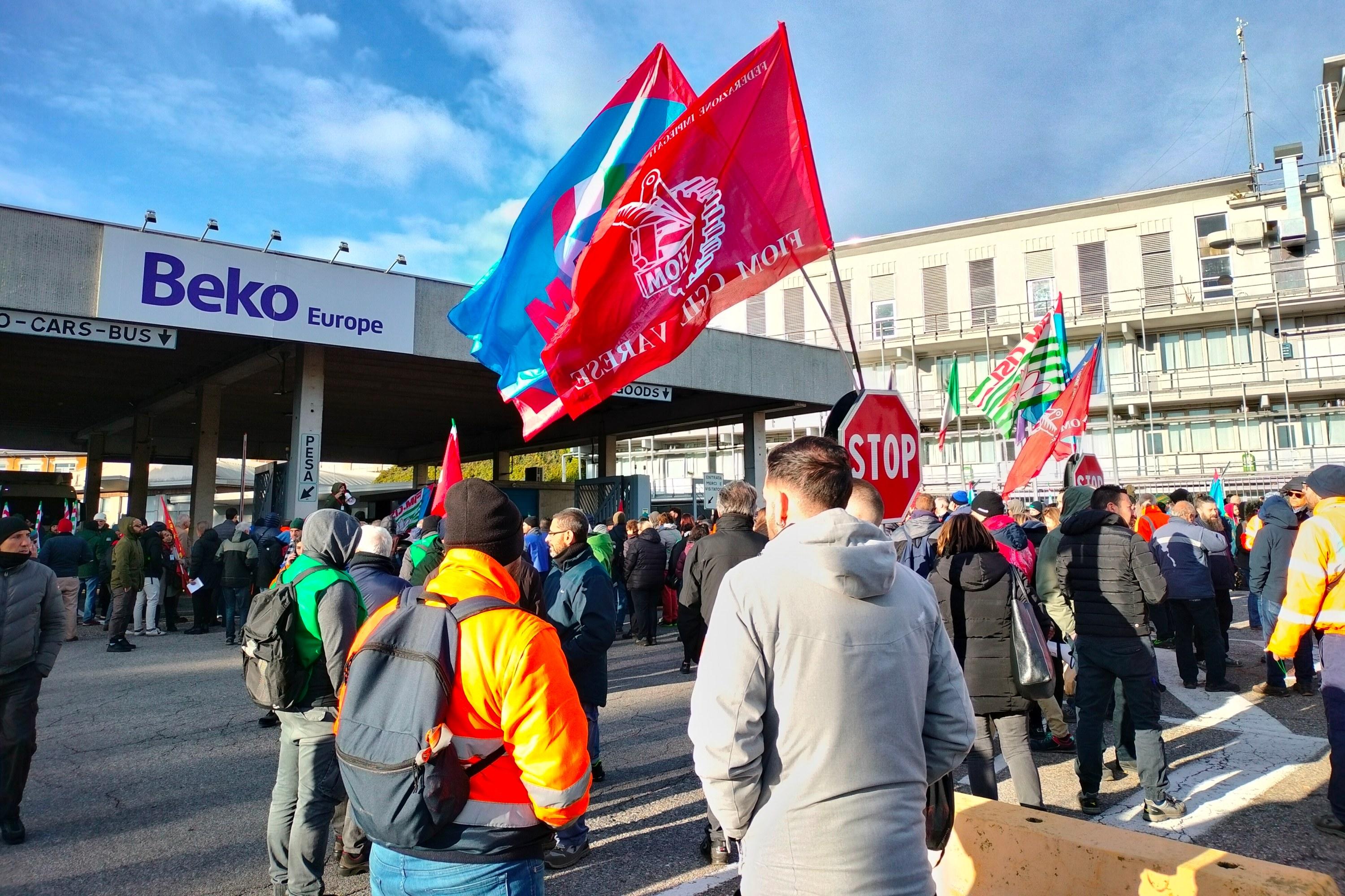 Rabbia e delusione, i due volti degli operai Beko di Cassinetta: “Siamo in ginocchio”