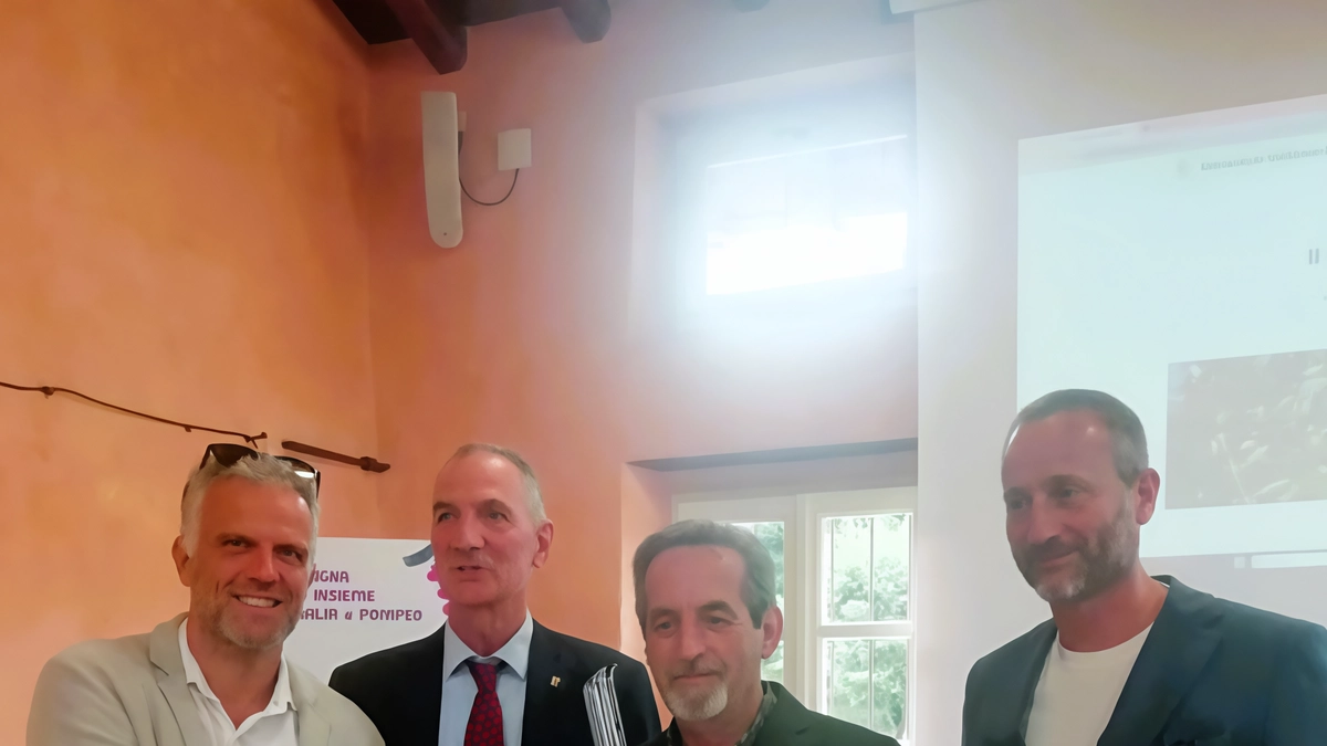 La cerimonia di consegna del Premio Bonomo a Villa Galnica di Puegnago del Garda sede del Consorzio