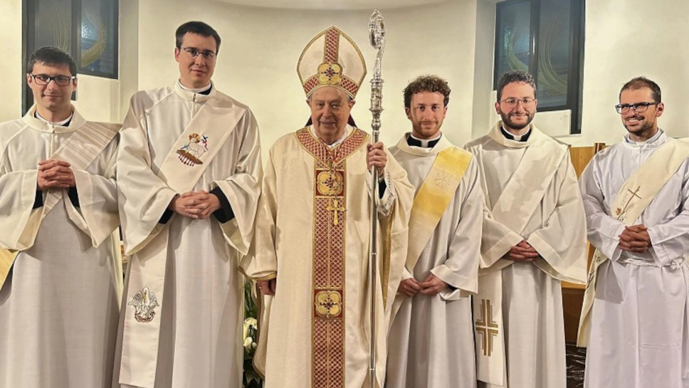 Don David (a destra della foto) con il vescovo di Como e i compagni di messa