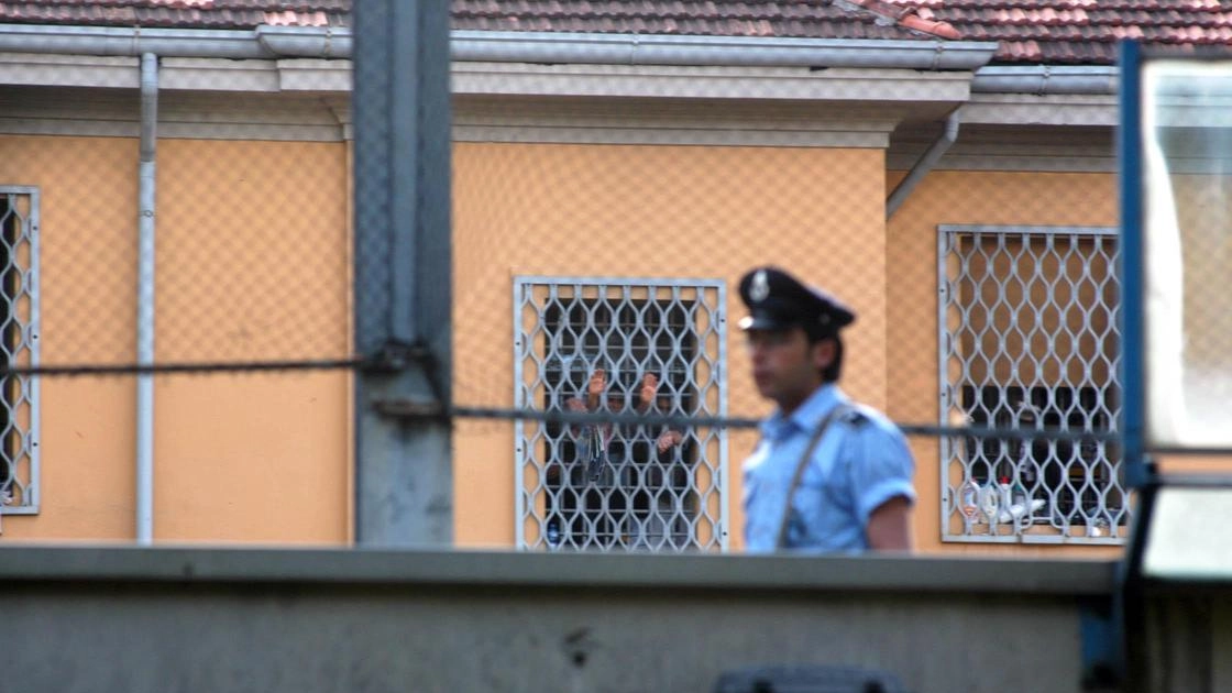 Detenuti del carcere di Brescia inviano un appello alle istituzioni per denunciare il sovraffollamento disumano e chiedere dialogo e dignità.