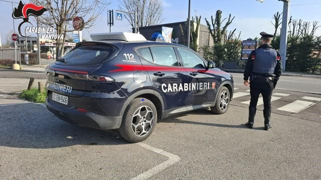 Donna dà di matto in un’agenzia immobiliare, poi si sdraia per strada e picchia i carabinieri: arrestata