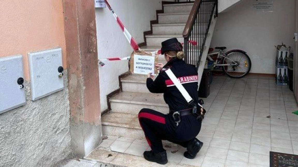 Rilievi dei carabinieri nella casa teatro della brutale aggressione