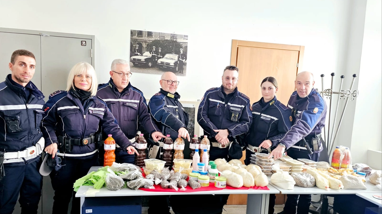 Il cibo sequestrato polizia locale davanti alla stazione ferroviaria via Arosio Monza