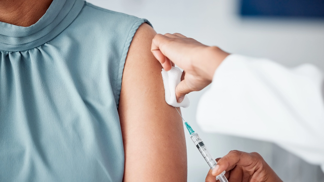 Vaccini contro l'influenza disponibili prima per i più fragili, poi per tutti, gratuitamente