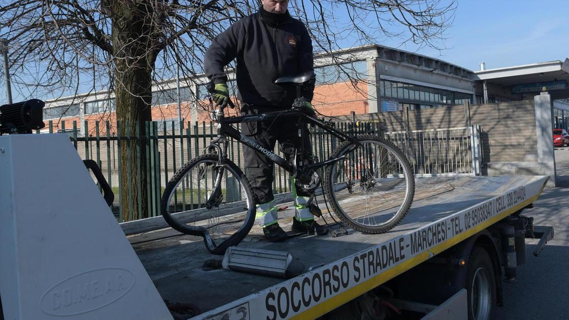 Schiacciato dal tir in curva. Pensionato in bicicletta resta ucciso sul colpo