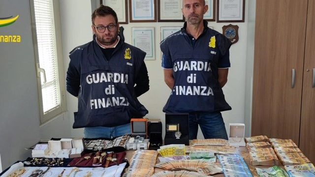 Il materiale sequestrato dalla Guardia di finanza