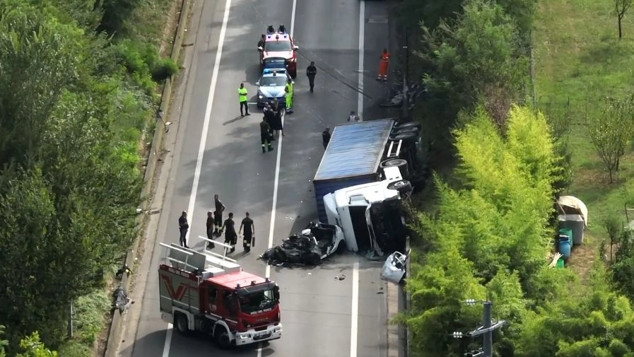 Val Seriana, incidente tra auto e camion sulla statale: morta una donna di 54 anni (Frame video Local Team)