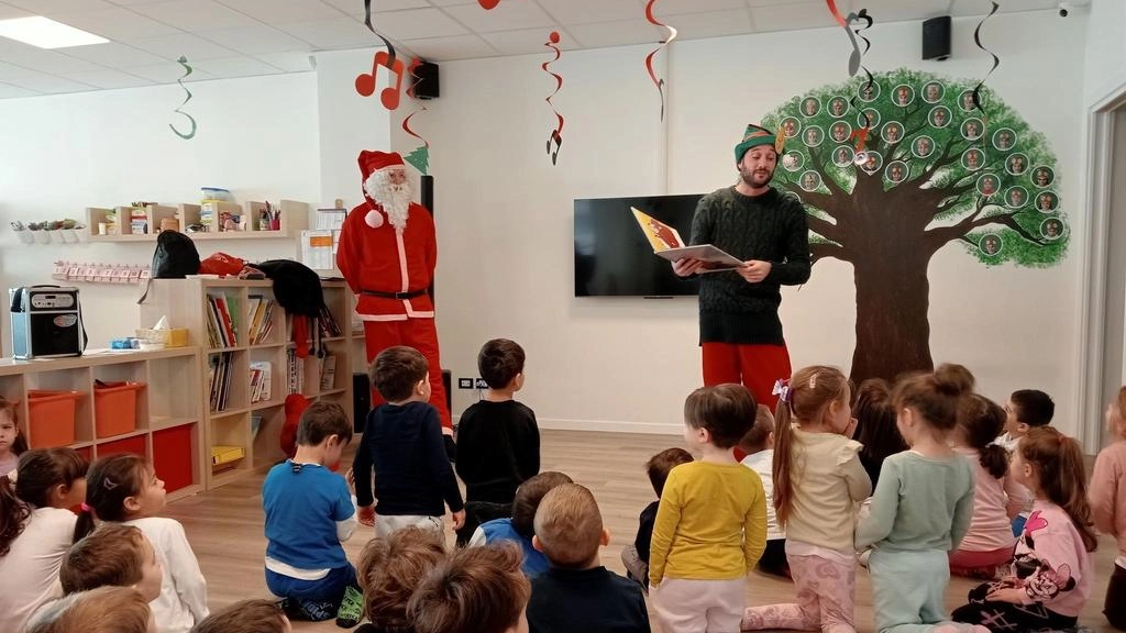 Babbo Natale e l’elfo in classe a raccontare fiabe, festa grande per bambini e ragazzi delle materne e delle...