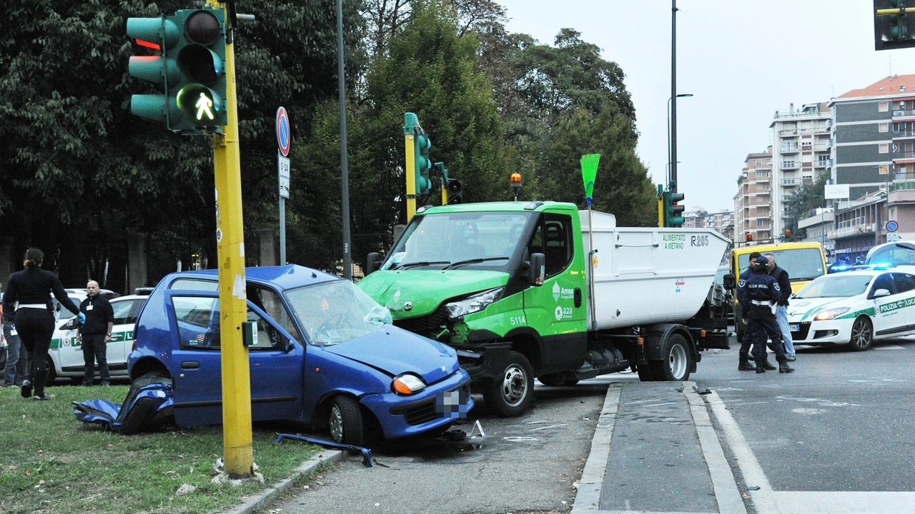 Uno scontro tra un mezzo Amsa e un'auto (foto archivio)