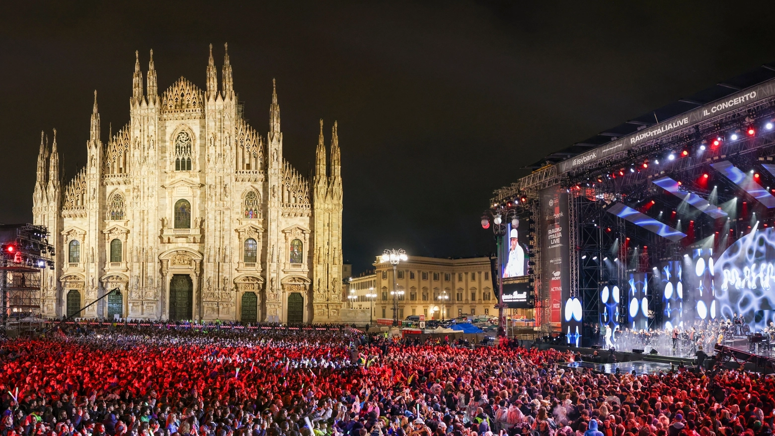 Piazza Duomo gremita per il concertone di Radio Italia Live