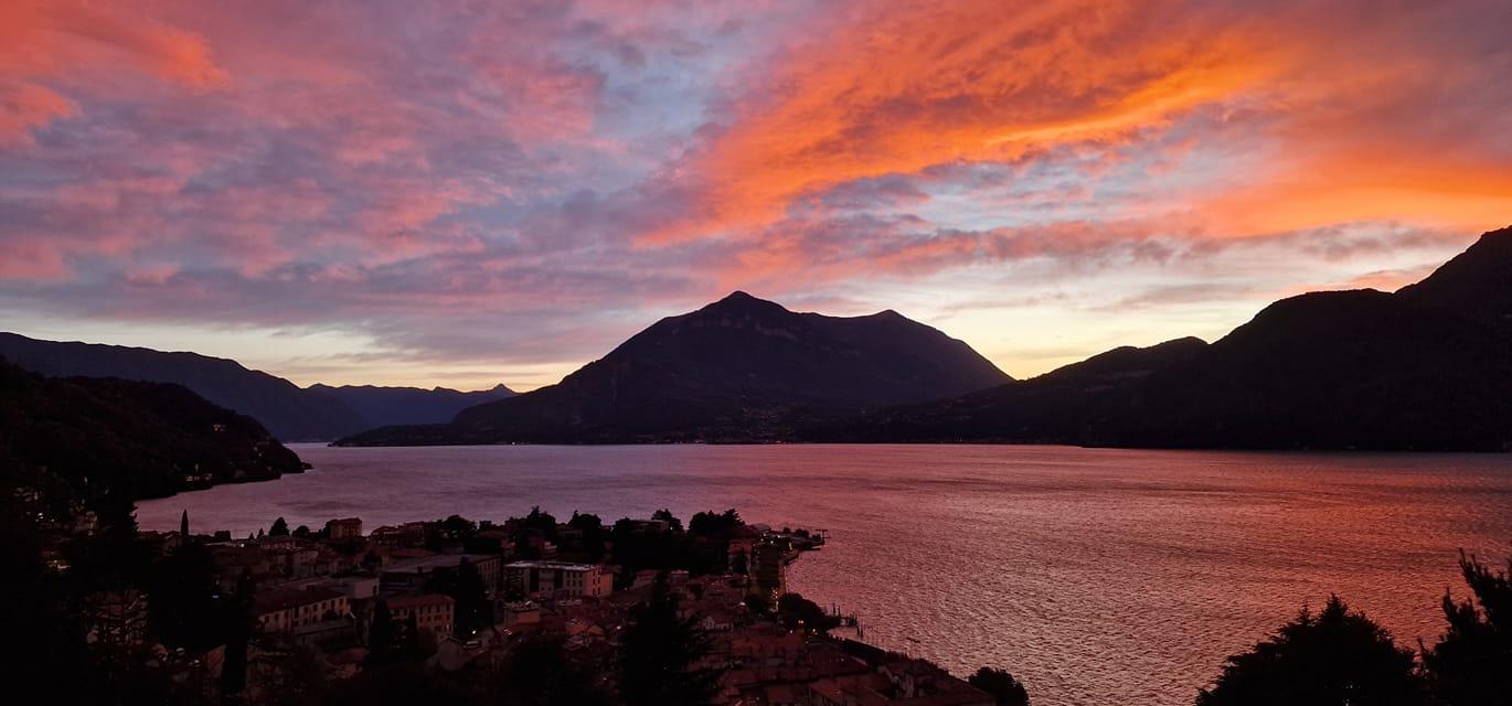 Lecco, acqua e cielo viola: il tramonto da favola sul lago di Como e non solo