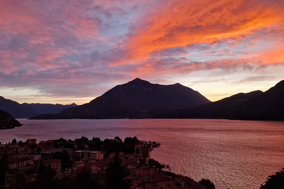 Una foto del tramonto di sabato sera sul lago di Como