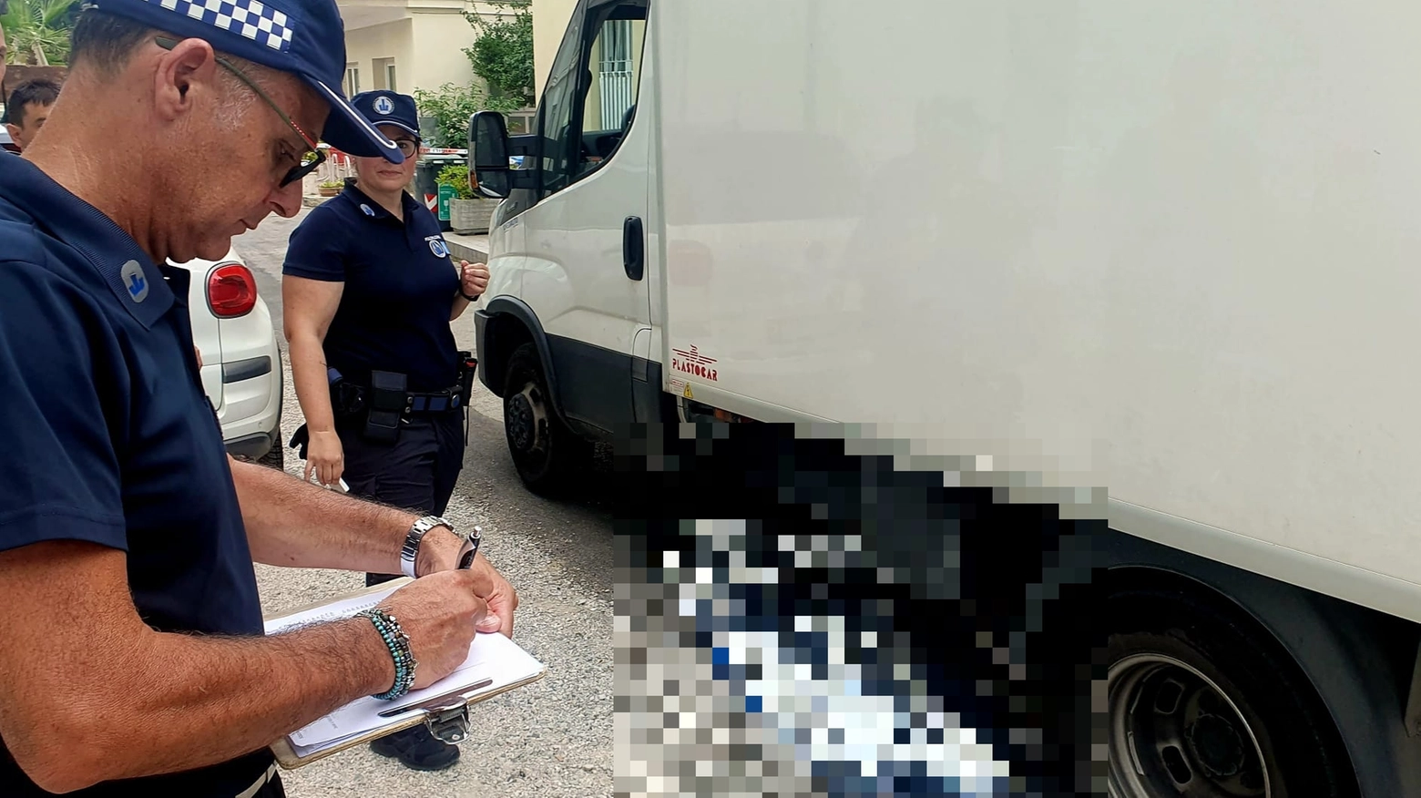 Tragedia a Bellaria: la donna, 82 anni di Bergamo, è finita sotto al mezzo pesante e ha perso la vita sul colpo