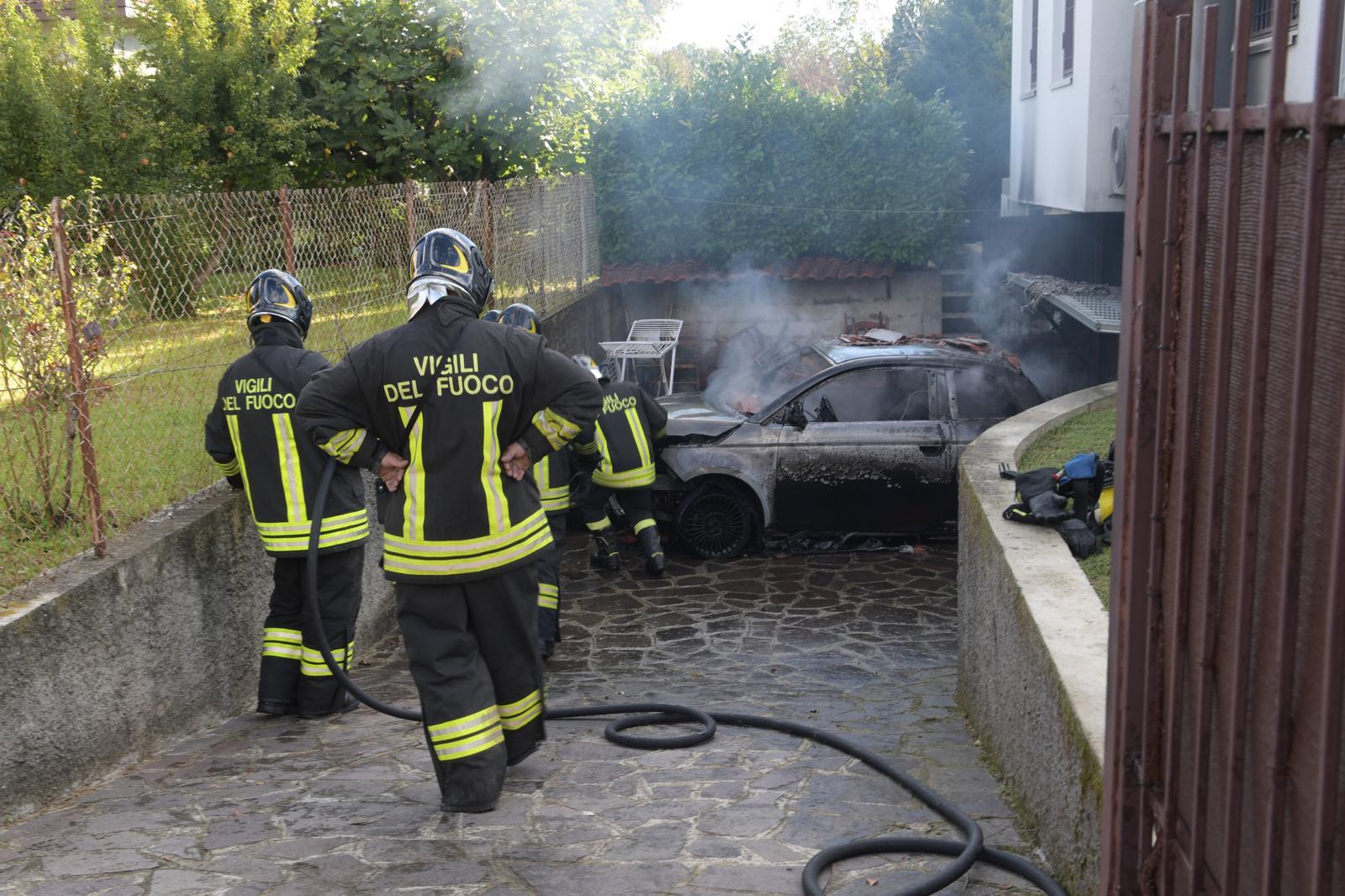 Auto elettrica sotto carica va in fiamme: paura in una villetta di Pantigliate