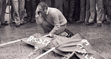 Piazza della Loggia, la foto simbolo del dolore: "Toccavo il viso di Alberto, lo credevo ancora vivo"
