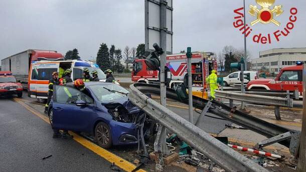 Incidente sull’A9, auto finisce contro la barriera a Grandate: gravissimo un uomo