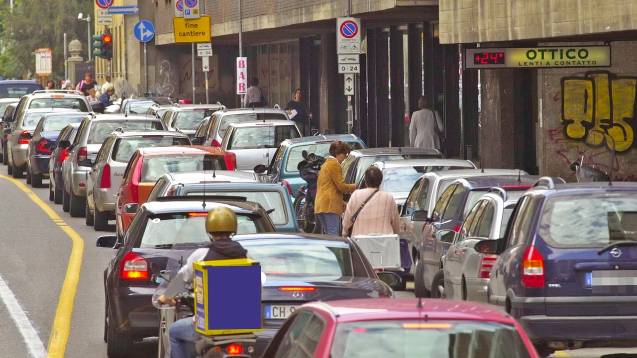 Le lunghe code che si sono formate ieri nel quartiere di Santa Lucia a Bergamo a causa dei cantieri