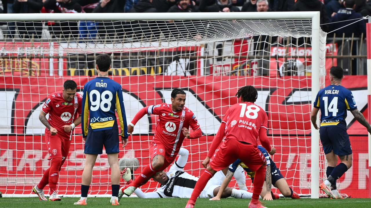 Izzo festeggia il gol del vantaggio del Monza che sarà poi raggiunto dal Parma in rete con Bonny