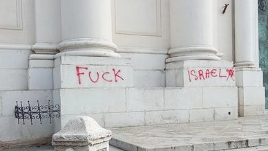 Le scritte antisemite sul duomo di Montichiari