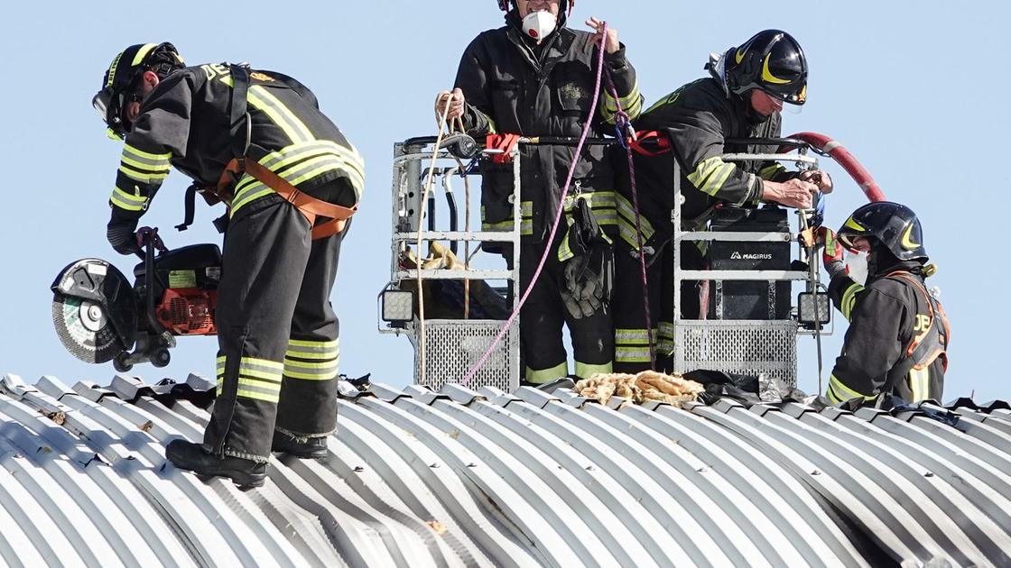 Fiammata da un cavo sul tetto. Infiltrazioni d’acqua nelle case