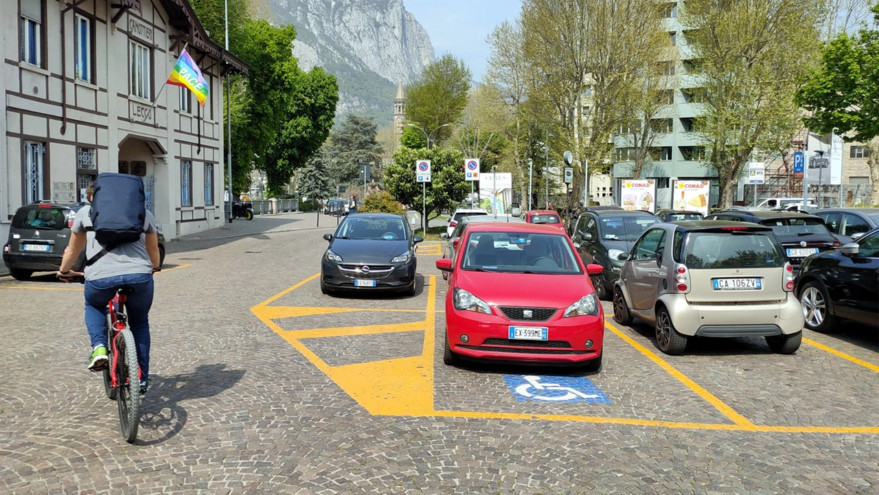 I parcheggi all'esterno della Canottieri Lecco