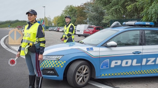 La polizia stradale ha fermato per un controllo l’auto su cui viaggiava anche il 28enne La pistola era stata nascosta nel porta oggetti