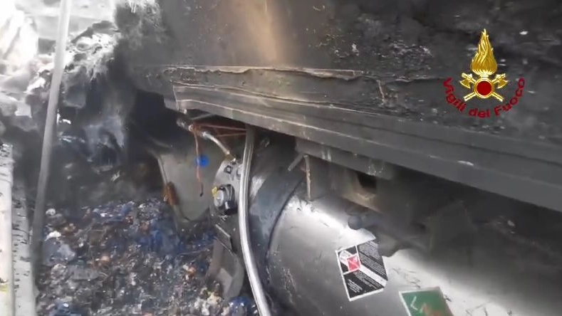 Il camion che ha preso fuoco sulla Tangenziale Ovest a Brescia (frame video vigli del fuoco)