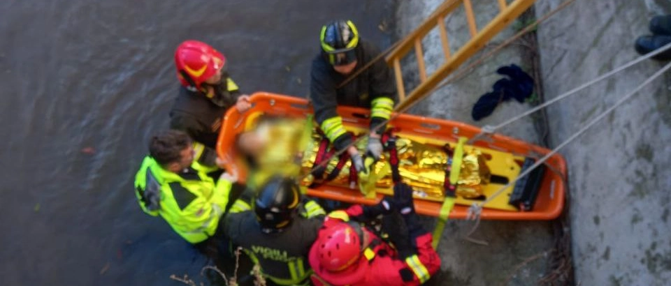 Provvidenziale intervento dei vigili del fuoco. La 64enne è stata portata in ospedale in codice rosso