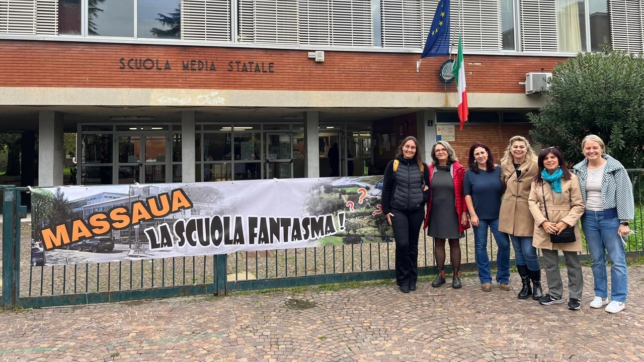 Lo striscione davanti alla “scuola che non c’è“ e la denuncia delle insegnanti