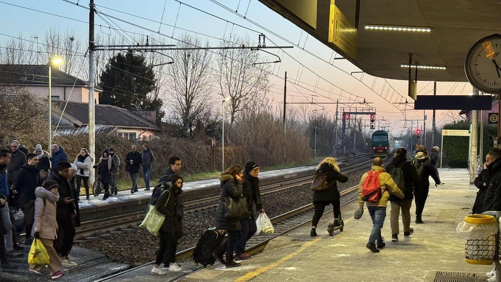 La banchina è stretta treno urta passeggero: accertamenti della Polfer