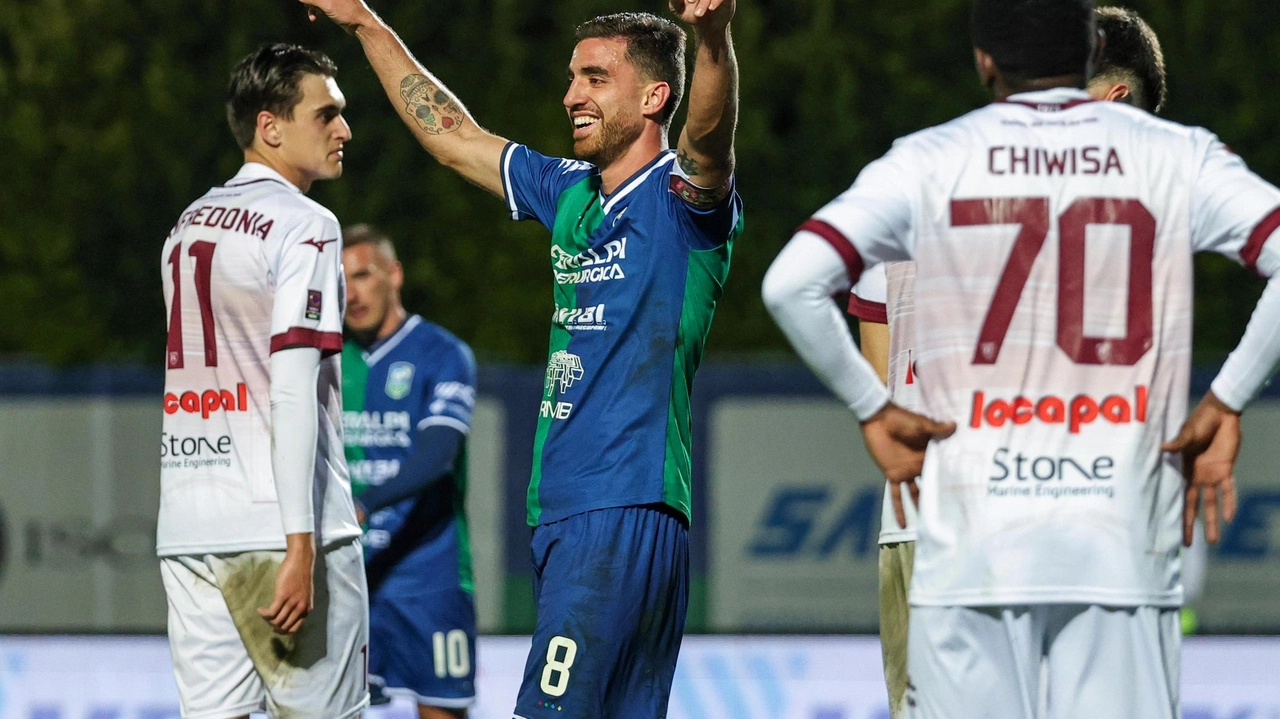 L’esultanza di Davide Balestrero dopo aver firmato il terzo gol della FeralpiSalò