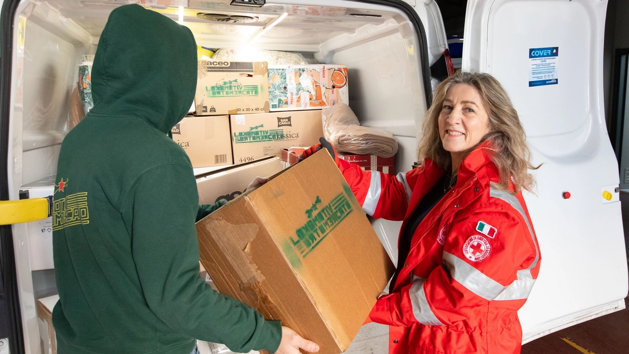 La donazione organizzata dalla squadra Lokomotiv Ortomercato (dal profilo Facebook di Croce Rossa comitato di Milano)