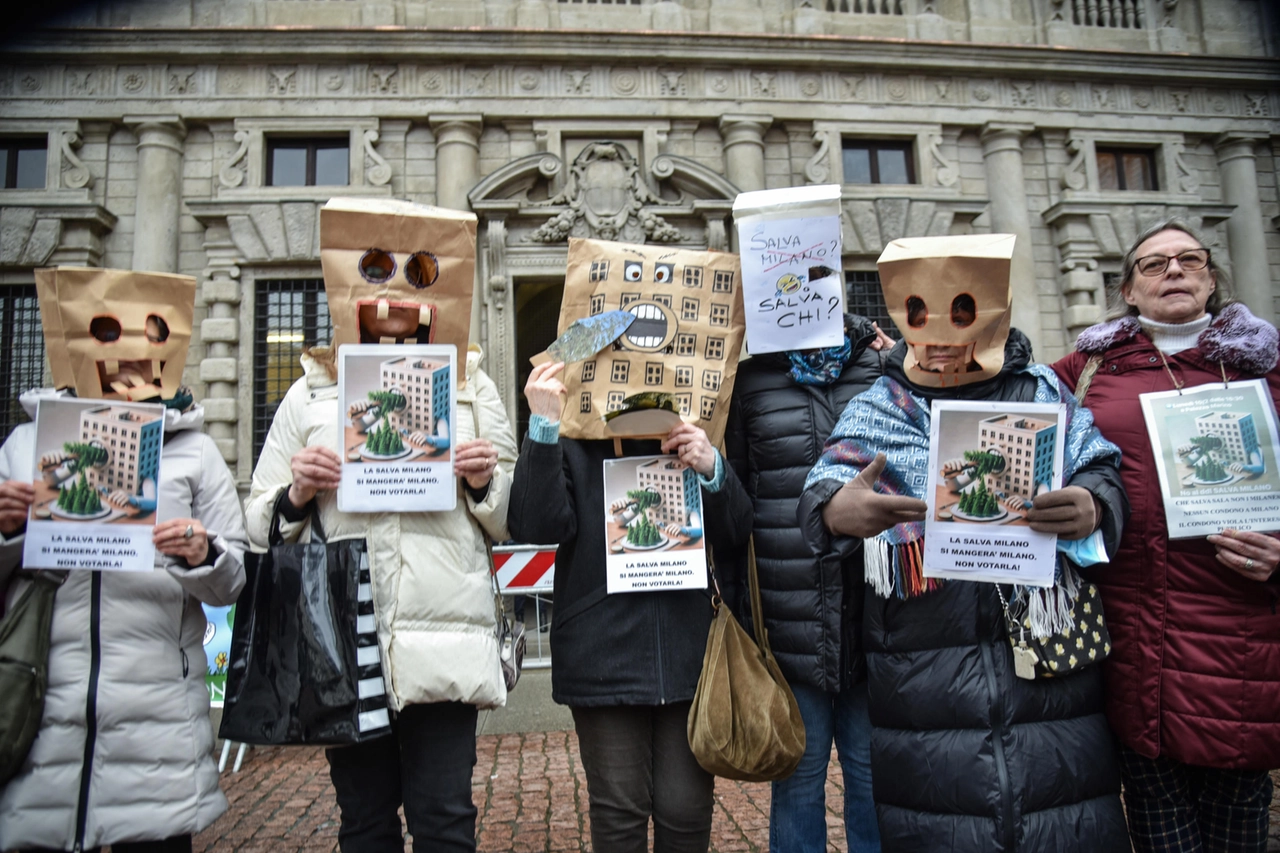 Un presidio di protesta contro il decreto Salva Milano prima di un recente consiglio comunale a Palazzo Marino