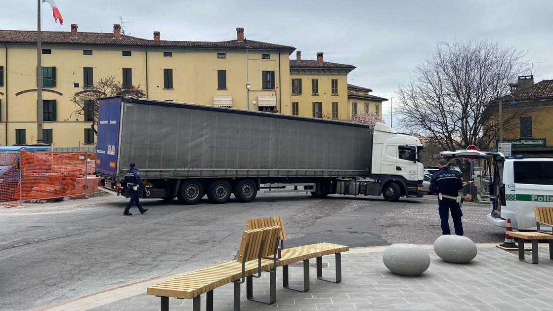 Caos viabilità nonostante i divieti. I camion entrano in centro città