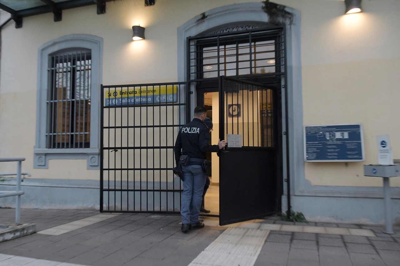 La sala d'attesa della stazione è stata chiusa (poi riaperta) dalla Polizia ferroviaria