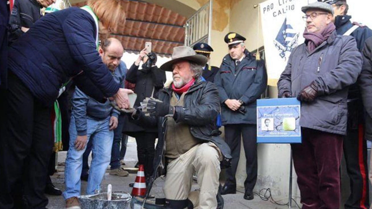 L’artista tedesco Gunter Demnig, ideatore e realizzatore delle pietre d’inciampo, nel corso di una cerimonia in Brianza