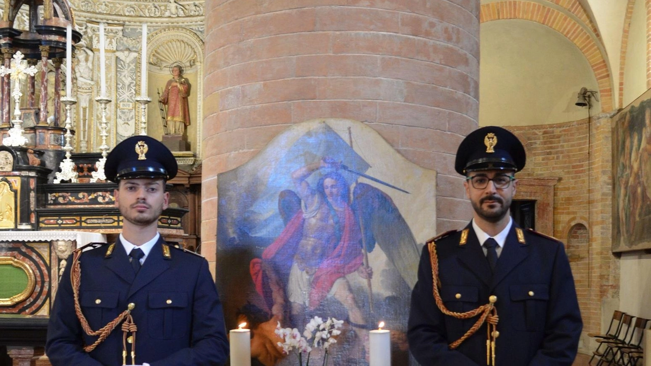 Nella parrocchia di San Lorenzo a Lodi, celebrazioni per San Michele Arcangelo, patrono della Polizia di Stato. Legame tra iconografia dell'arcangelo e missione polizia. Autorità presenti elogiano lavoro quotidiano e rapporto con cittadini lodigiani.