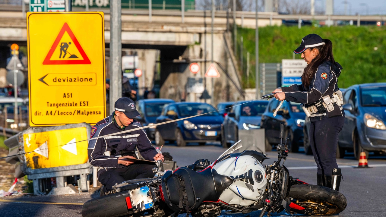 I rilievi della polizia locale sul luogo dell’incidente in via Padova (Foto Fasani)