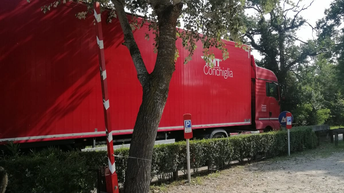 Il Tir che transita sul ponte di barche