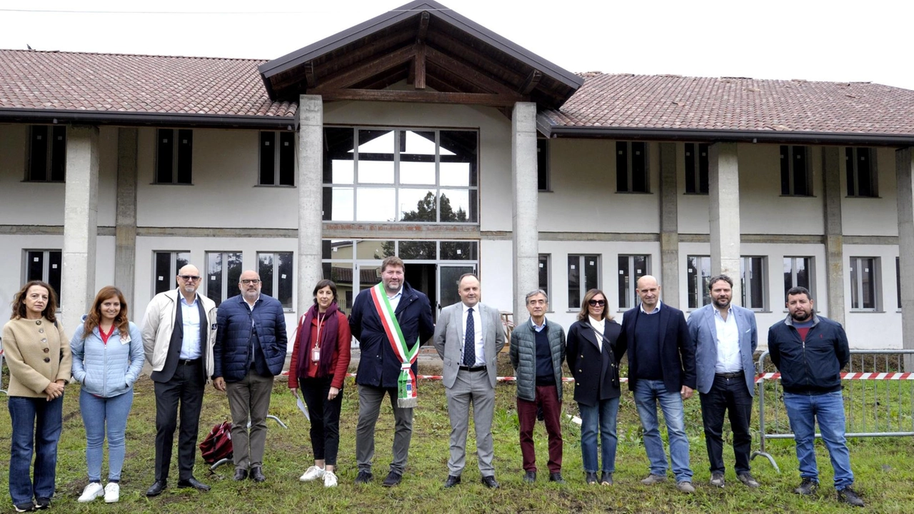 Foto di gruppo davanti alla stalla che sarà trasformata in Casa di comunità