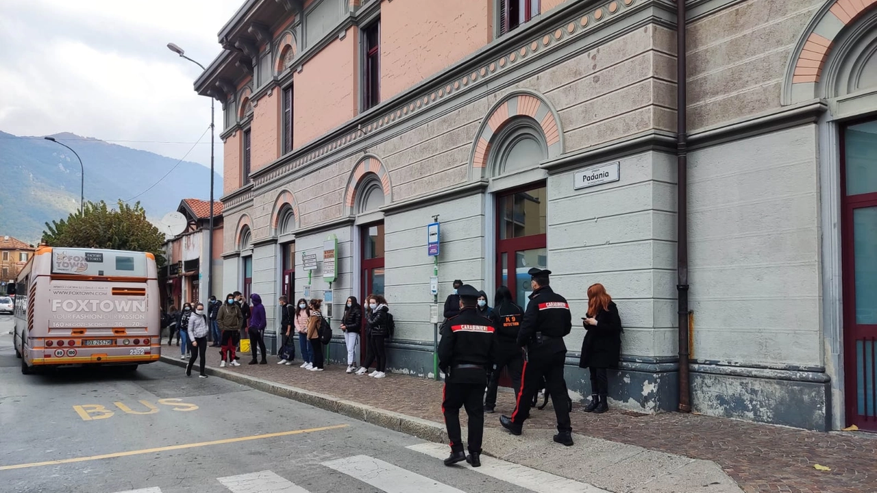 Carabinieri di Erba nella zona della stazione