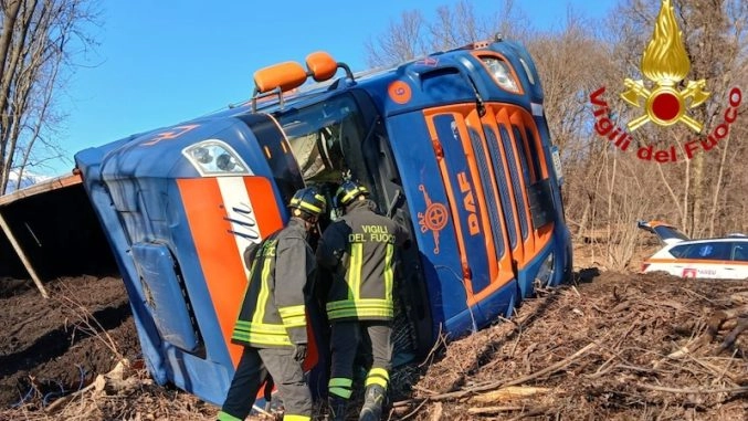 Montegrino Valtravaglia: un tir è uscito di strada e si è ribaltato nella riva adiacente alla carreggiata