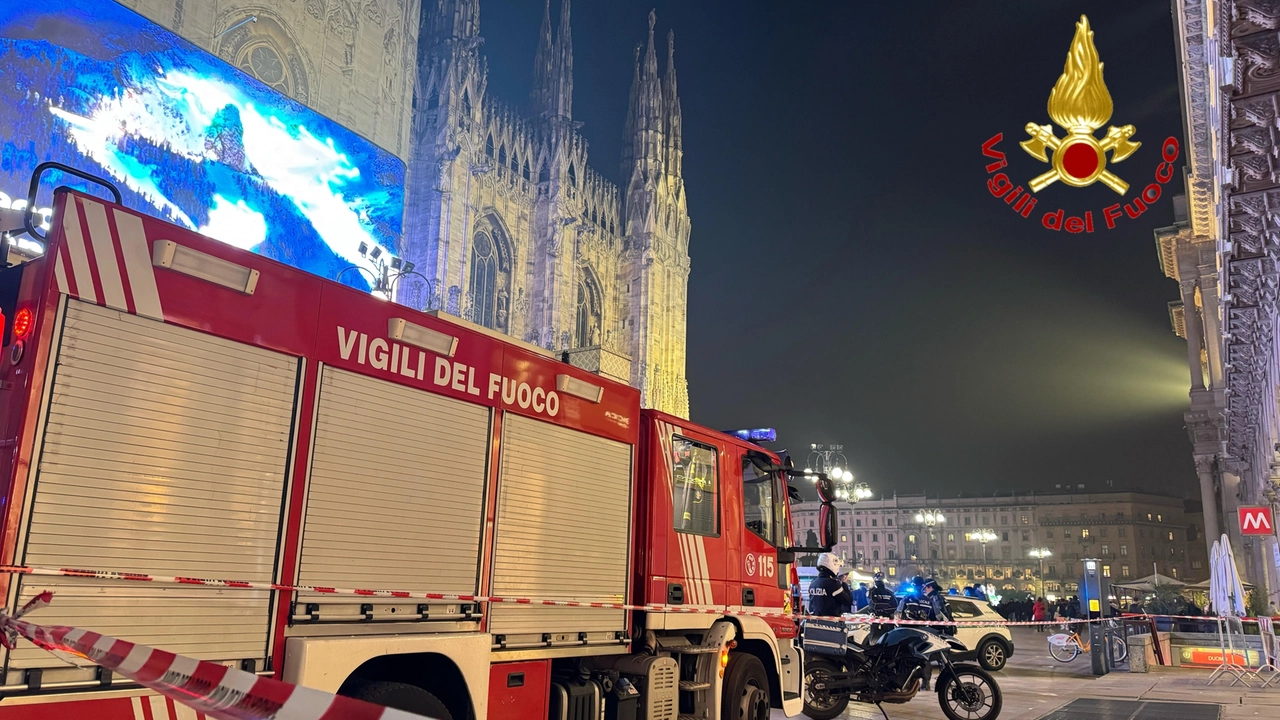 I vigili del fuoco in piazza Duomo