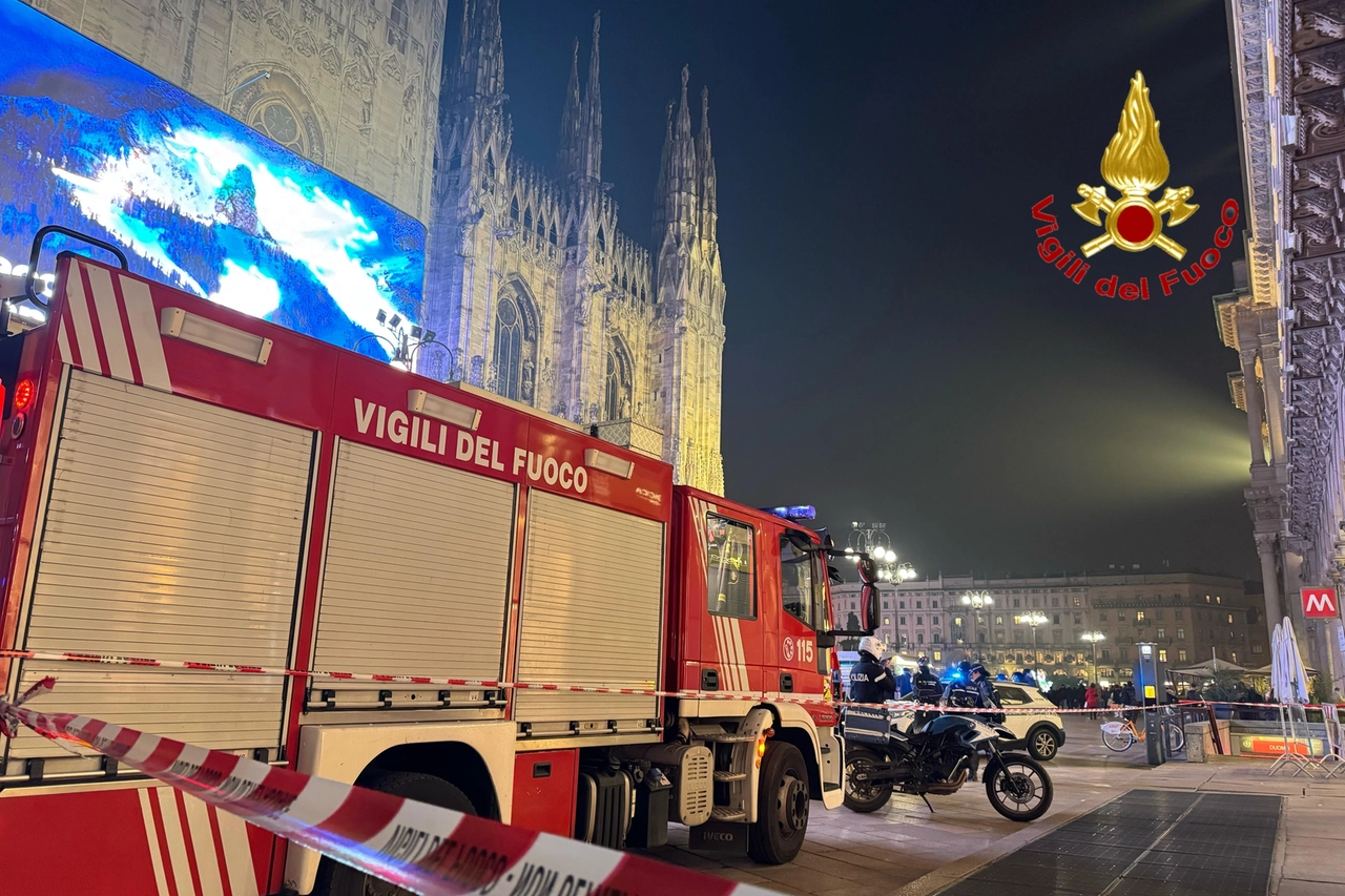 I vigili del fuoco in piazza Duomo