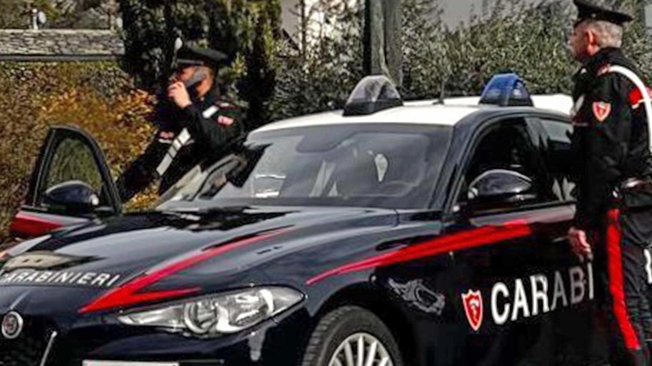 Due carabinieri della Compagnia di Chiavenna guidata dal luogotenente Gim Toni De Masi