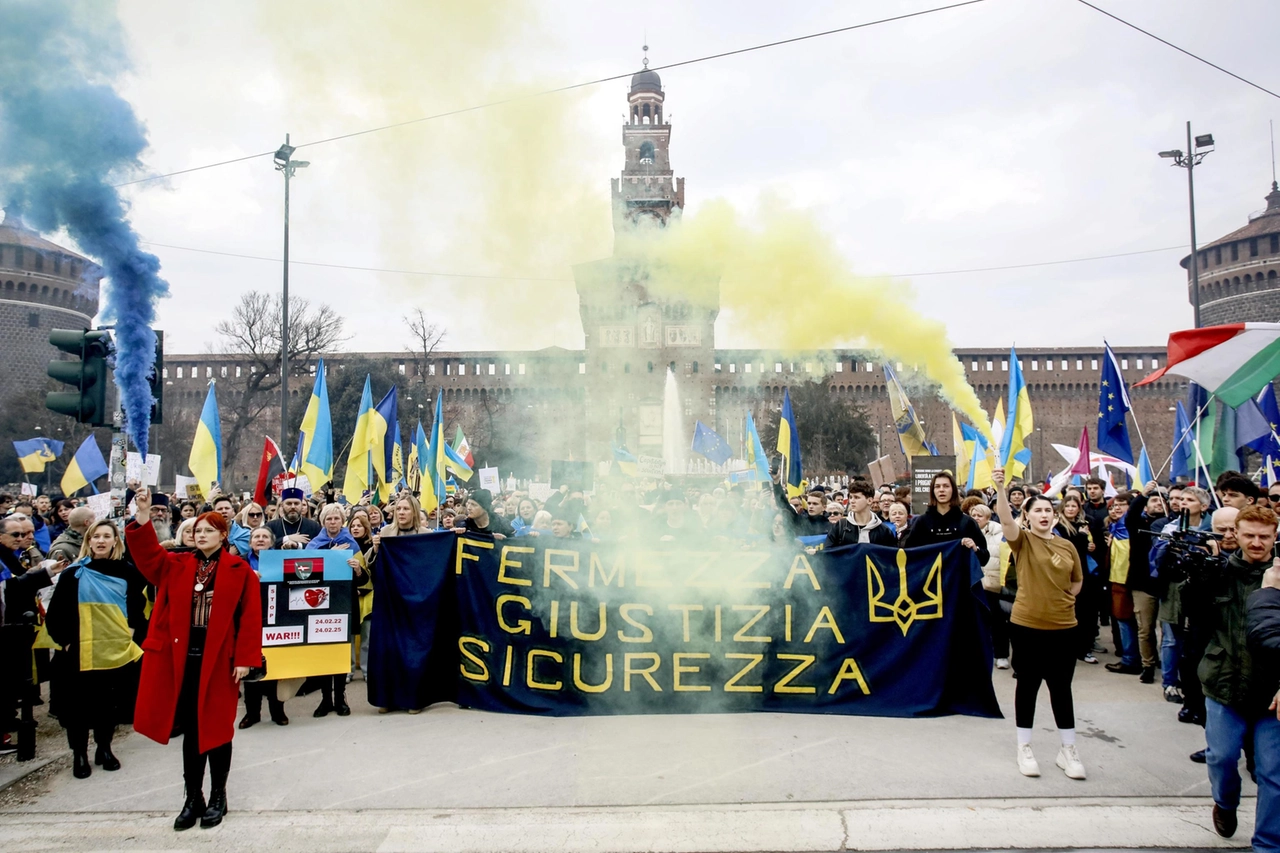 Fumogeni gialli e blu, striscioni, slogan: la comunità ucraina e i simpatizzanti della causa di Kiev si sono ritrovati in piazza nell'anniversario dell'aggressione russa